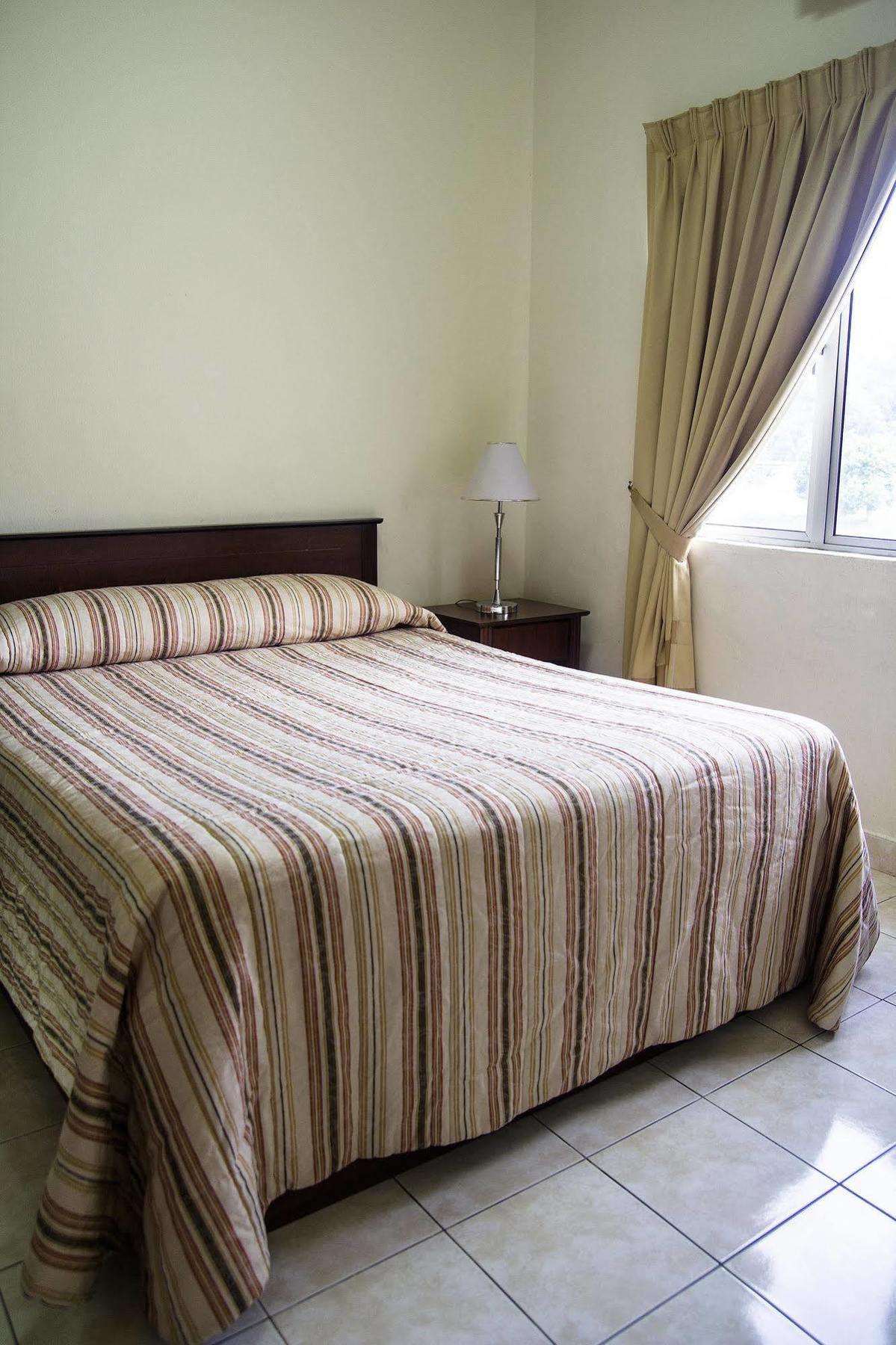 Suria Service Apartment-Hotel Bukit Merah Buitenkant foto